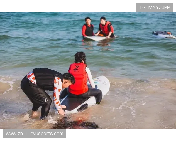 冲浪男选手和海豚一起冲浪成绝美画